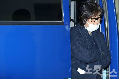 '직권남용'으로 구속된 최순실씨가 4일 오전 검찰 조사를 받기 위해 서울 서초구 서울중앙지검에 들어서고 있다. (사진=이한형 기자)