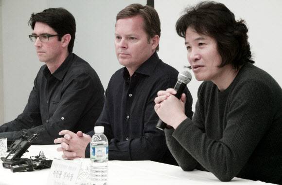 삼성전자, 비브 랩스 기자간담회 - 지난 4일 삼성전자 서초사옥에서 비브 랩스 경영진과 삼성전자 무선사업부 개발1실장 이인종 부사장(오른쪽)이 기자설명회를 진행하고 있다. 왼쪽부터 비브 랩스 VP of Engineering 아담 체이어, 비브 랩스 CEO 다그 키틀로스. 2016.11.6 [삼성전자 제공=연합뉴스]