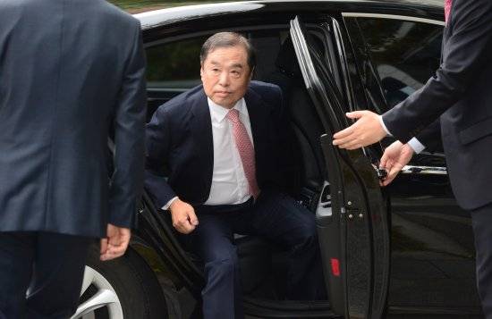 김병준 국무총리 내정자가 7일 서울 종로구 금융감독원 연수원으로 출근하고 있다. 뉴시스