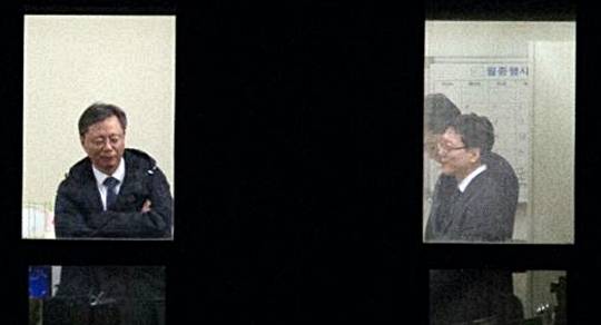 우병우 전 청와대 민정수석이 6일 밤 9시 25분쯤 서울 서초동 서울중앙지검 11층에서 검찰 조사를 받고 있는 모습. 조선일보 제공