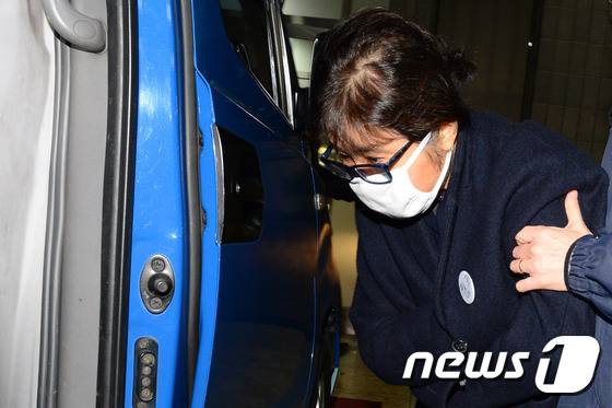 국정 운영에 개입하고 각종 불법행위를 저지르며 '비선 실세'로 지목된 최순실 씨가 9일 오전 서울 중앙지검에서 조사를 받고 구치소로 향하고 있다. 2016.11.9/뉴스1 © News1 임세영 기자