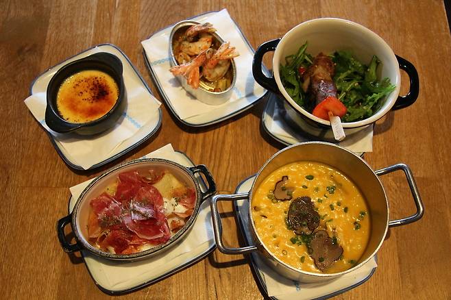엘 윌리에서는 다양한 스페인 요리를 한번에 맛보는 주말 브런치 코스를 놓치지 말자.