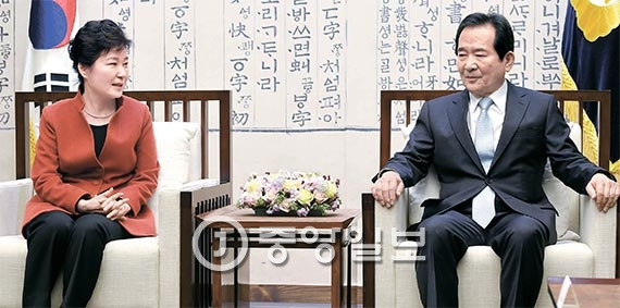 박근혜 대통령이 8일 오전 서울 여의도 국회에서 정세균 국회의장을 만나 이야기하고 있다. 박 대통령은 이 자리에서 “국회에서 여야 합의로 총리에 좋은 분을 추천해 주신다면 그분을 총리로 임명하겠다”고 말해 김병준 총리 후보자의 임명을 사실상 철회했다. [사진 김성룡 기자]