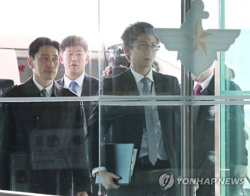 지난 9일 서울 용산 국방부 본관에서 한·일 군사정보보호협정(GSOMIA) 체결을 위한 2차 실무 협의회'가 열렸다. 사진은 서울 용산 국방부 본관에 들어서고 있는 일본 측 실무단의 모습