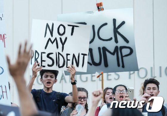 9일(현지시간) 도널드 트럼프의 당선에 반대하는 시위대가 캘리포니아 LA 시청앞에서 시위를 벌이고 있다. © AFP=뉴스1