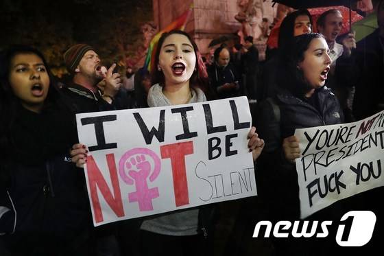 미국 뉴욕 시위대 수백명이 9일(현지시간) 도널드 트럼프 대통령 당선인에 반대하는 문구를 들고 반 트럼프 구호를 연호하고 있다. © AFP=뉴스1