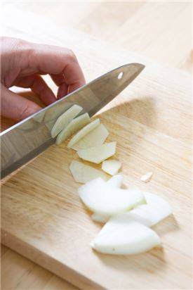 2. 양파는 채썰고 감자는 껍질을 벗기고 납작하게 썬다.