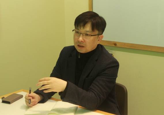 지난 1일 오전, 경기 성남 정자동의 네이버 사옥에서 김준석 네이버랩스 파파고 리더가 조선비즈와 인터뷰하고 있다. 김 리더는 “파파고의 인공신경망 번역은 기존 통계적 기계 번역과 비교해 정확도가 10배나 높다”고 말했다. /네이버 제공