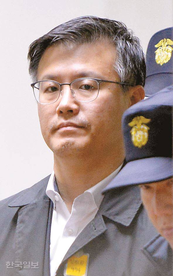 청와대 '문건유출' 의혹의 핵심 인물인 정호성 전 청와대 부속비서관이 9일 새벽 서울중앙지검에서 조사를 마치고 구치소로 향하는 버스에 오르고 있다. 서재훈 기자