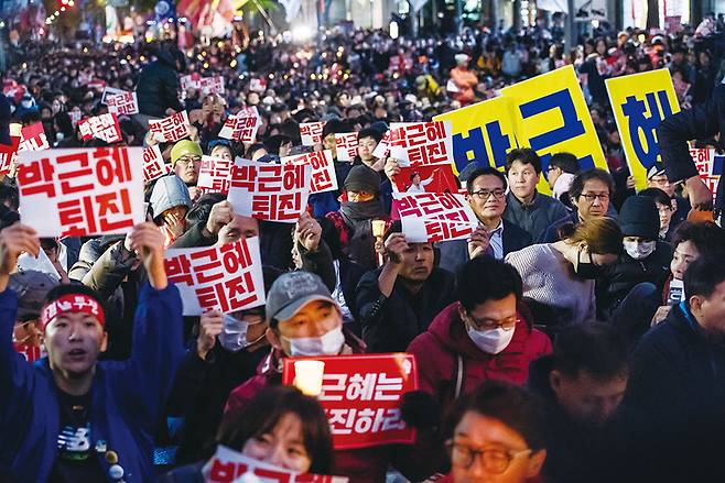 10월29일 오후 서울 청계광장에서 열린 박근혜 대통령 하야 촉구 촛불시위. 각계각층이 참여하는 시위가 전국적으로 확산되고 있다. © 시사저널 최준필