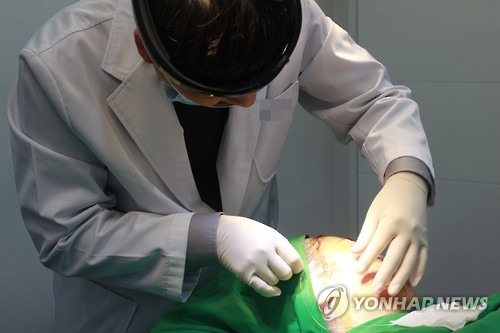 피부미용시술 실 리프팅      (서울=연합뉴스) 최순실(60·최서원으로 개명)씨가 진료를 받은 것으로 알려진 강남의 한 성형외과가 피부주름을 펴는 미용시술인 실 리프팅으로 해외진출 특혜를 받았다는 의혹이 제기됐다. 사진은 실 리프팅 시술 모습. [연합뉴스 자료사진]