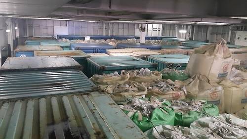 화물을 제대로 고박하지 않고 운항한 화물선 [제주해양경비안전본부 제공=연합뉴스]