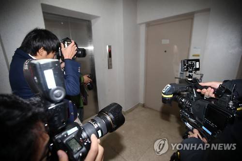 우병우 전 수석 자택 압수수색      (서울=연합뉴스) 박동주 기자 = '비선 실세' 최순실씨를 둘러싼 의혹을 수사하는 검찰이 우병우 전 청와대 민정수석비서관의 자택을 10일 오후 압수수색했다. 사진은 이날 오후 우 전 수석 자택 앞의 취재진.