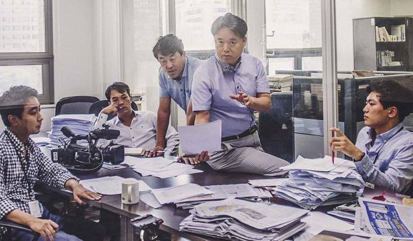 ⓒ뉴스타파 제공 다큐멘터리 영화 <자백>의 제작진. 오른쪽에서 세 번째가 정재홍 작가다.