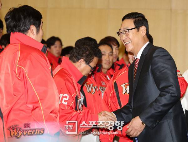 김용희 전 감독이 선수들과 인사하고 있다. SK와이번스 제공