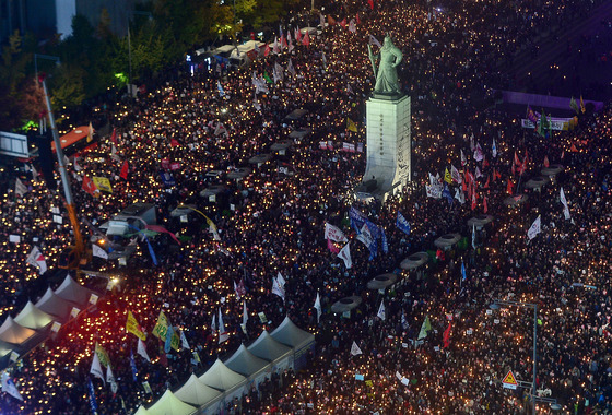 12일 서울 중구 서울광장에서 최순실 사태를 규탄하고 대통령 퇴진을 촉구하는 대규모 민중총궐기 대회가 열린다. 주최 측은 이날 최소 30만~50만명, 경찰은 16만~17만명 인파가 몰릴 것으로 내다봤다. 사진은 5일 집회 모습. / 사진제공=뉴스1