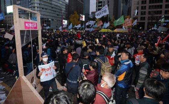 12일 오후 4시부터 서울광장 일대에서 열린 '2016 민중총궐기 대회' 집회에 단두대 모형이 등장했다. /사진제공=뉴스1
