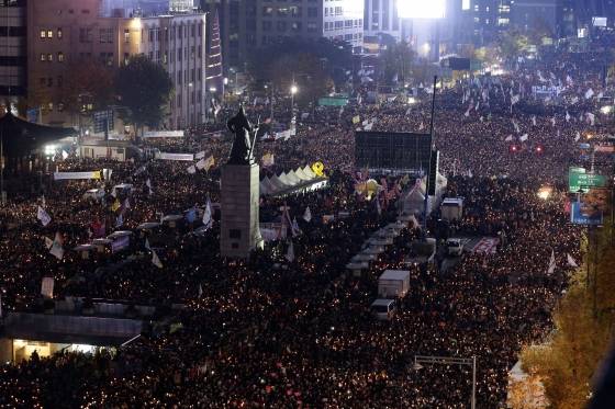 12일 서울 광화문 광장 일대에 운집한 민중총궐기 참가자들. 이날 집회에는 역대 최대 규모인 100만명(주최측 추산)가량이 참가했다./사진제공=뉴스1