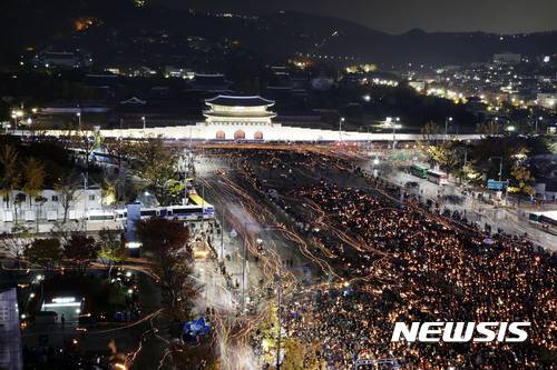 【서울=뉴시스】사진공동취재단 = 박근혜 대통령 퇴진을 요구하는 민중총궐기 대회가 열린 12일 오후 대회에 참가한 시민들이 서울 광화문광장에서 시청광장까지 가득 채우고 있다. 2016.11.12.   photo@newsis.com