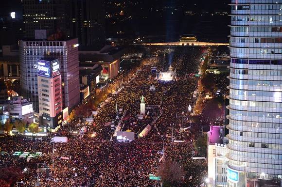 3차 촛불집회, 촛불로 가득 찬 서울 광화문 광장 - 12일 오후 4시부터 서울 광화문 일대에서 열린 촛불집회의 참가자 수가 오후 6시 기준 경찰 추산 22만명(주최측 추산 65만명)을 넘어섰다. 사전집회부터 몰리기 시작한 인파는 수십만으로 불어나 도심을 가득 메우고 있고 계속 증가하고 있다. 2016.11.12. 김형우 기자 hwkim@seoul.co.kr