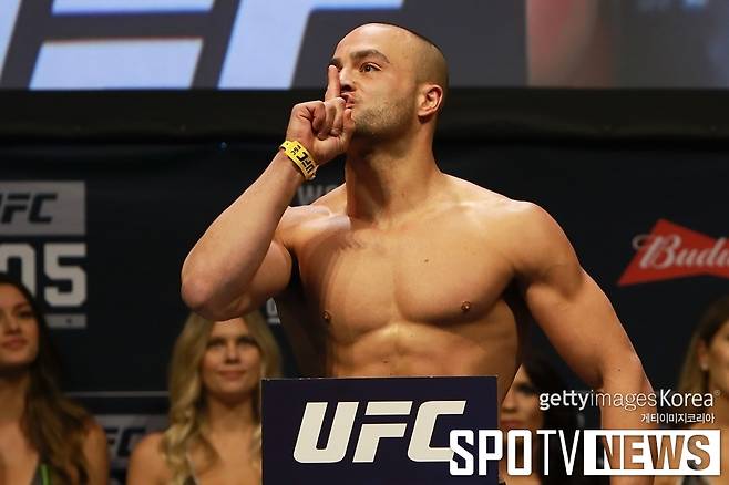 ▲ 야유에 대처하는 알바레즈의 자세