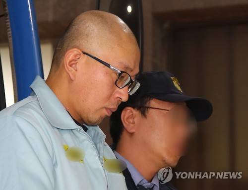 굳은 표정으로 조사실 향하는 차은택      (서울=연합뉴스) 황광모 기자 = '국정농단'의 주역 '비선 실세' 최순실 씨의 최측근이자 '문화계 황태자'로 불리다 구속된 차은택 씨가 12일 오후 검찰 조사를 받기 위해 서울 서초동 서울중앙지검에 도착해 조사실로 향하고 있다.