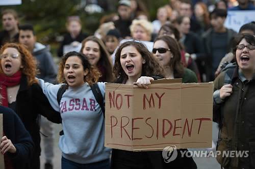 美전역 사흘째 反트럼프 시위…기물파손 등 격화        (뉴욕 AFP=연합뉴스) 11일(현지시간) 미국 뉴욕의 워싱턴 스퀘어 공원에서 도널드 트럼프 대통령 당선인에 반대하는 시위가 벌어진 가운데, 한 시위 참가자가 '나의 대통령은 아니다'라고 적힌 종이를 들고 행진에 참가하고 있다. 미국 전역에서 이날로 사흘째 이어지고 있는 트럼프 반대 시위에 유리병 투척과 기물파손 행위가 등장하는 등 시위가 격화하는 양상이다.      lkm@yna.co.kr