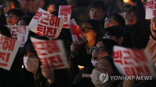 거리로 나온 교복부대      (제주=연합뉴스) 고성식 기자 = 12일 제주시청 어울림마당에서 열린 박근혜 대통령 퇴진 촉구 촛불집회에서 여고생들이 박 대통령의 하야를 촉구하는 손팻말을 들고 구호를 외치고 있다. 2016.11.12      koss@yna.co.kr