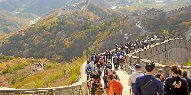 만리장성 위를 관광객들이 걷고 있다.