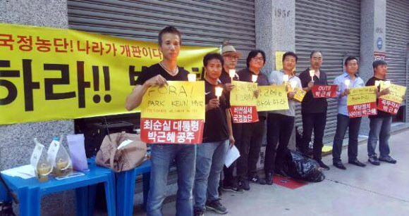 박근혜 퇴진 시위하는 브라질 동포들 - 11일(현지시간) 지구 반대편 브라질 상파울루에서 박근혜 퇴진 시위가 열리고 있다.브라질 동포 10여 명은 이날 오전 11시부터 오후 1시, 오후 5∼8시 한인타운이 있는 봉헤치로 트레리오스 거리에서 피켓시위와 함께 촛불을 들었다. 참가자들은 “비선 실세 국정농단, 박근혜 하야하라”“꼭두각시 박근혜”등의 피켓을 들고 거리를 지나는 동포들에게 한국의 상황을 알렸다.연합뉴스