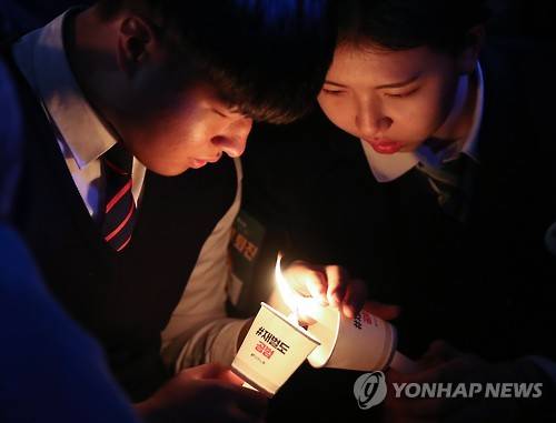 촛불로 나누는 나라사랑      (서울=연합뉴스) 김도훈 기자 = 12일 오후 서울 광화문광장에서 열린 박근혜 대통령 퇴진 3차 집회에서 참가 학생들이 서로의 초에 불을 붙이고 있다. 2016.11.12      superdoo82@yna.co.kr