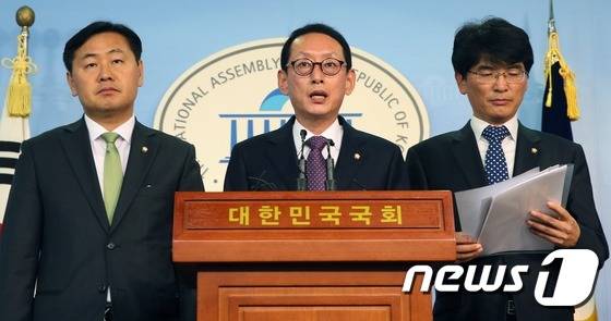새누리당 김도읍, 더불어민주당 박완주, 국민의당 김관영 원내수석부대표가 14일 서울 여의도 국회 정론관에서 '박근혜-최순실 게이트' 관련 특검법 및 국정조사 합의사항을 발표하고 있다. © News1 송원영 기자