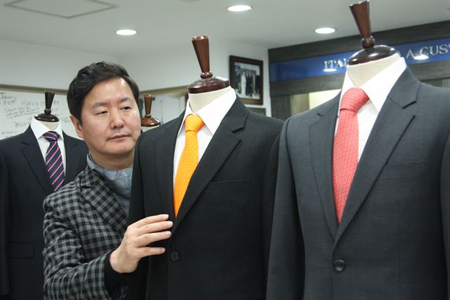 탤런트 김덕현씨가 드라마에서  입을 양복을 고르고 있다.