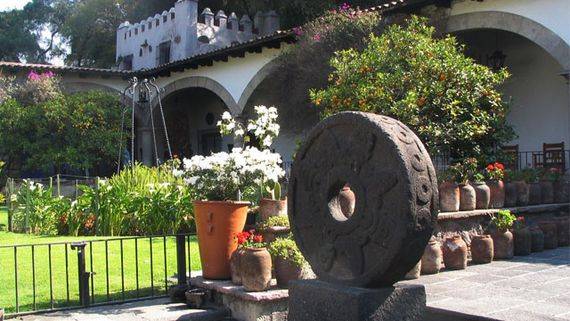 돌로레스 올메도 미술관 안뜰.