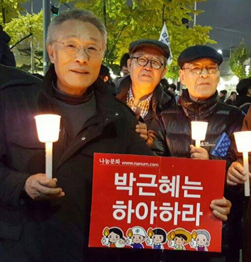 집회 현장의 황석영씨.