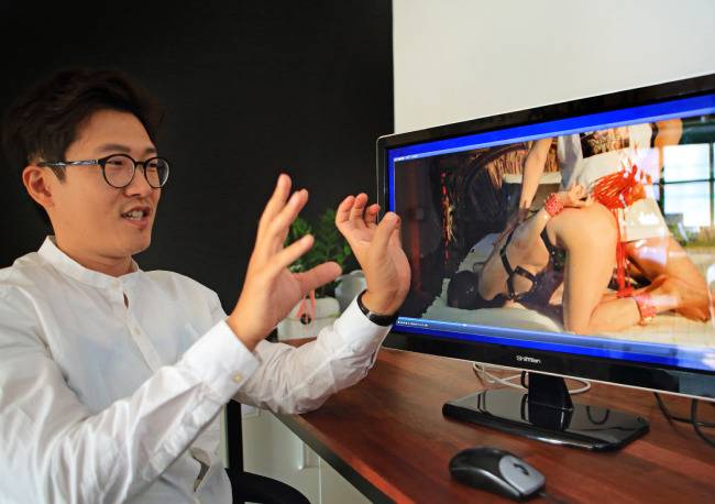 맨 오른쪽은 11월 말 개봉 예정인 ‘특이점이 온 영화’ 티저 포스터.