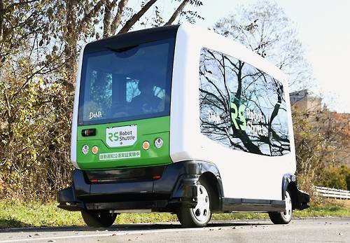 [센보쿠(일 아키타현) 교도=연합뉴스 자료사진] 13일 일본 동북지방 아키타현 일반도로에서 실증실험을 하는 무인 자율주행버스.