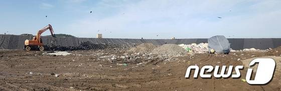 15일 오전 제주시 회천동 회천(봉개)매립장 제1·2공구에서 매립장 증설작업과 쓰레기 매립작업이 한꺼번에 이뤄지고 있다.2016.11.15./뉴스1 © News1 오미란 기자