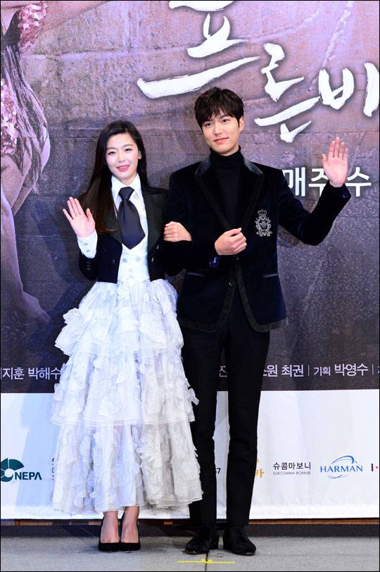 전지현 이민호 주연의 SBS 새 수목극 '푸른 바다의 전설'은 우리나라 최초의 야담집인 어우야담에 나오는 인어 이야기를 모티브로 한 판타지 로맨스 드라마다. ⓒSBS