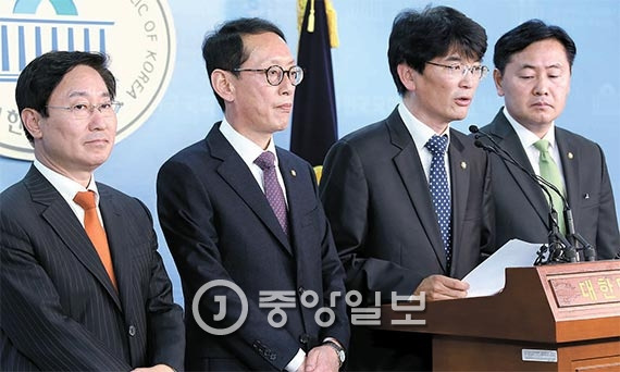 여야 3당은 14일 ‘최순실 특검법’ 에 합의했다. 특검법 초안을 마련한 더불어민주당 박범계 의원, 새누리당 김도읍·민주당 박완주·국민의당 김관영 원내수석부대표(왼쪽부터)가 이날 국회에서 합의 내용을 발표하고 있다. [사진 김현동 기자]