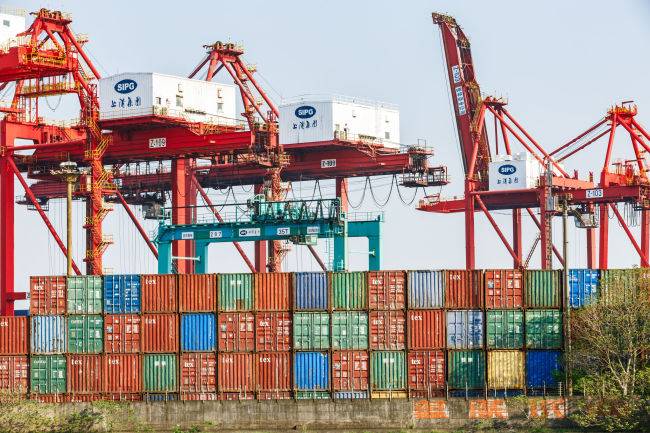 ‘중국으로 통하는 관문’이라고 불리는 상하이 포트 컨테이너화물 터미널의 모습. [사진=123RF]