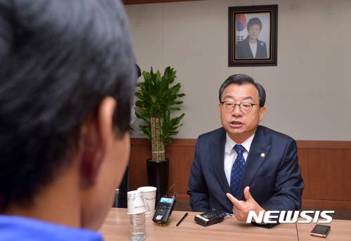 【서울=뉴시스】박진희 기자 = 국회에서 단식 농성중인 새누리당 원외 당협위원장들이 15일 오전 서울 여의도 새누리당 당사 대표실에서 이정현 대표를 면담하며 이 대표 사퇴와 비대위 즉각구성을 요구하고 있다. 2016.11.15.   pak7130@newsis.com