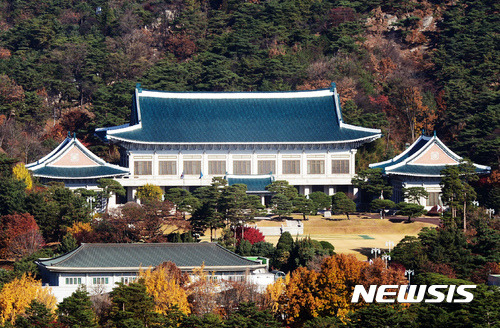 【서울=뉴시스】임태훈 기자 = 비선실세 '최순실 게이트'와 관련해 박근혜 대통령의 검찰 수사를 앞두고 있는 15일 오전 서울 종로구 세종로 정부서울청사에서 청와대가 보이고 있다.    이날 청와대 정연국 대변인은 이번 검찰 수사와 관련해 박근혜 대통령의 변호인으로 국가인권위원회 상임위원 출신의 유영하 변호사를 선임한다고 밝혔다. 2016.11.15.   taehoonlim@newsis.com