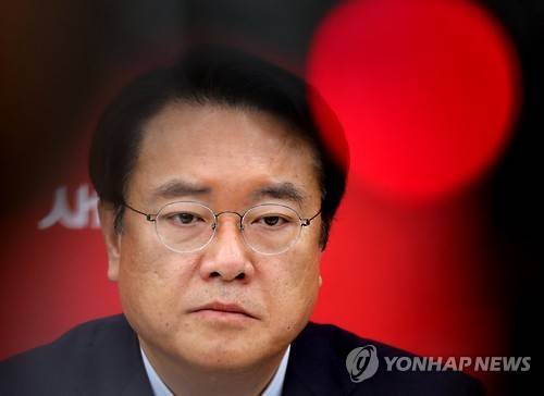 정진석, '머리 한 켠에 빨간 불'      (서울=연합뉴스) 배재만 기자 = 새누리당 정진석 원내대표가 15일 오전 국회 원내대표실에서 열린 원내대책회의에서 깊은 생각에 잠겨 있다.