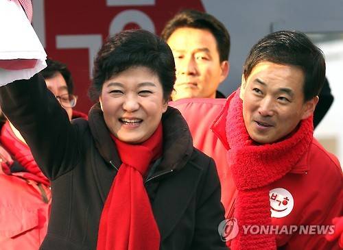 朴 대통령과 변호인 유영하       (서울=연합뉴스) 박근혜 대통령이 15일 '비선실세' 최순실 씨 국정농단 의혹 사건에 대한 검찰 조사를 앞두고 유영하 변호사(사법연수원 24기)를 변호인으로 선임했다. 사진은 2012년 12월 제18대 대통령 선거를 앞두고 경기도 군포시에서 열린 거리유세에 동행한 유영하 변호사.  [연합뉴스 자료사진]