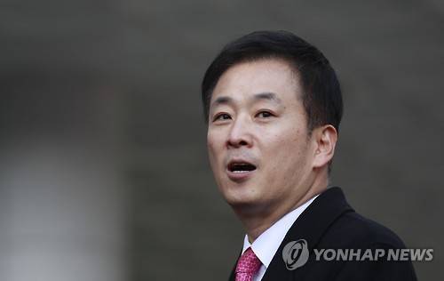15일 서울 서초동 고등검찰청 앞에서 기자회견을 열고 취재진의 질문에 답하고 있는 유영하 변호사