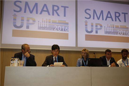 김진흥 성남시 부시장이 '스마트시티 엑스포 세계대회'에 참석해 성남시의 감성행정 등에 대해 소개하고 있다.