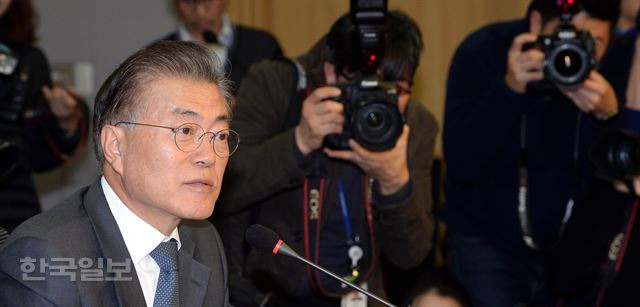 문재인 더불어민주당 전 대표가 15일 오후 국회의원 회관에서 현 시국 사항과 관련하여 대국민 기자회견을 하고 있다. 배우한기자bwh3140@hankookilbo.com