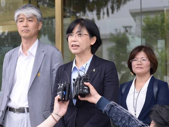 이정희 전 통합진보당 대표가 지난 5월 26일 오후 서울 종로구 헌법재판소 대심판정에서 열린 통합진보당 해산결정 재심 선고 방청을 마치고 헌법재판소를 나와 취재진 질문에 답변하고 있다. 국민일보 DB