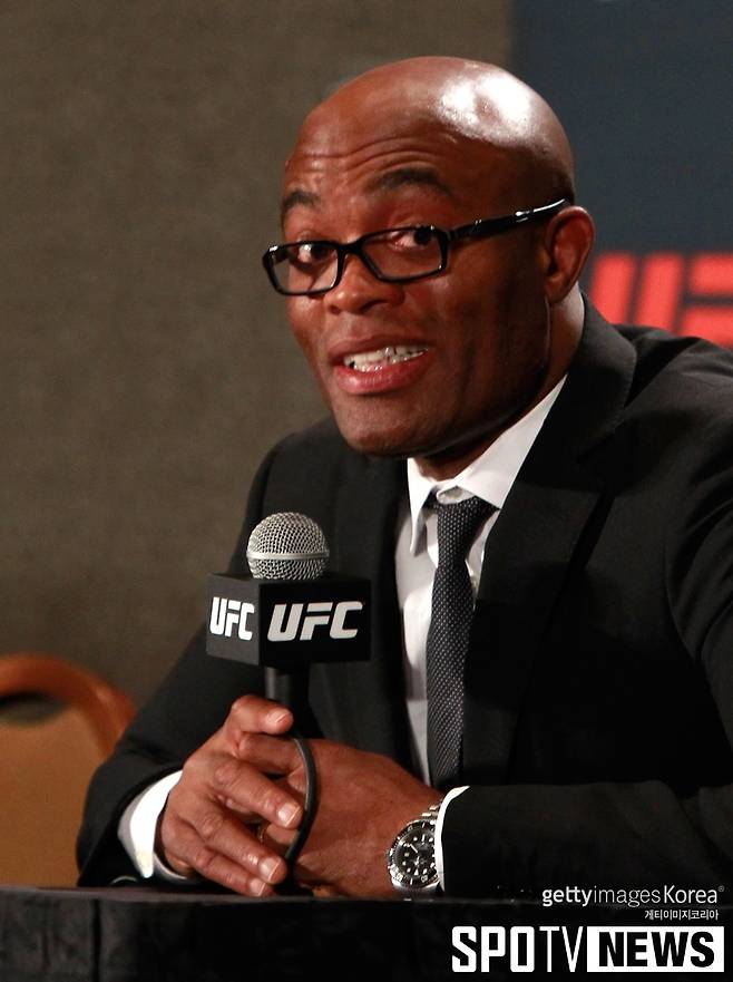 ▲ 평소에는 안경을 끼는 앤더슨 실바. 옥타곤에선 맨눈으로 싸운다.